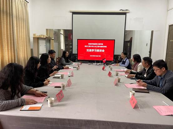 一群人坐在桌子前 AI 生成的内容可能不正确。